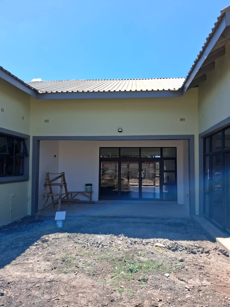 Covered courtyard with full-height aluminium doors
