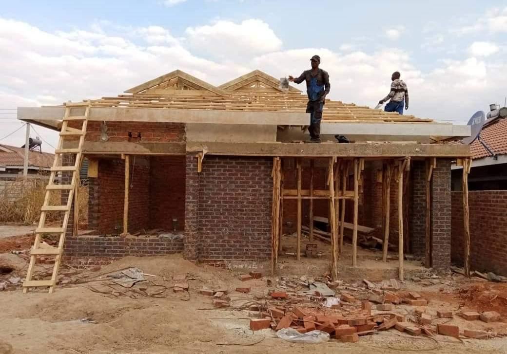 Mushdel team fixing roof trusses on a new house